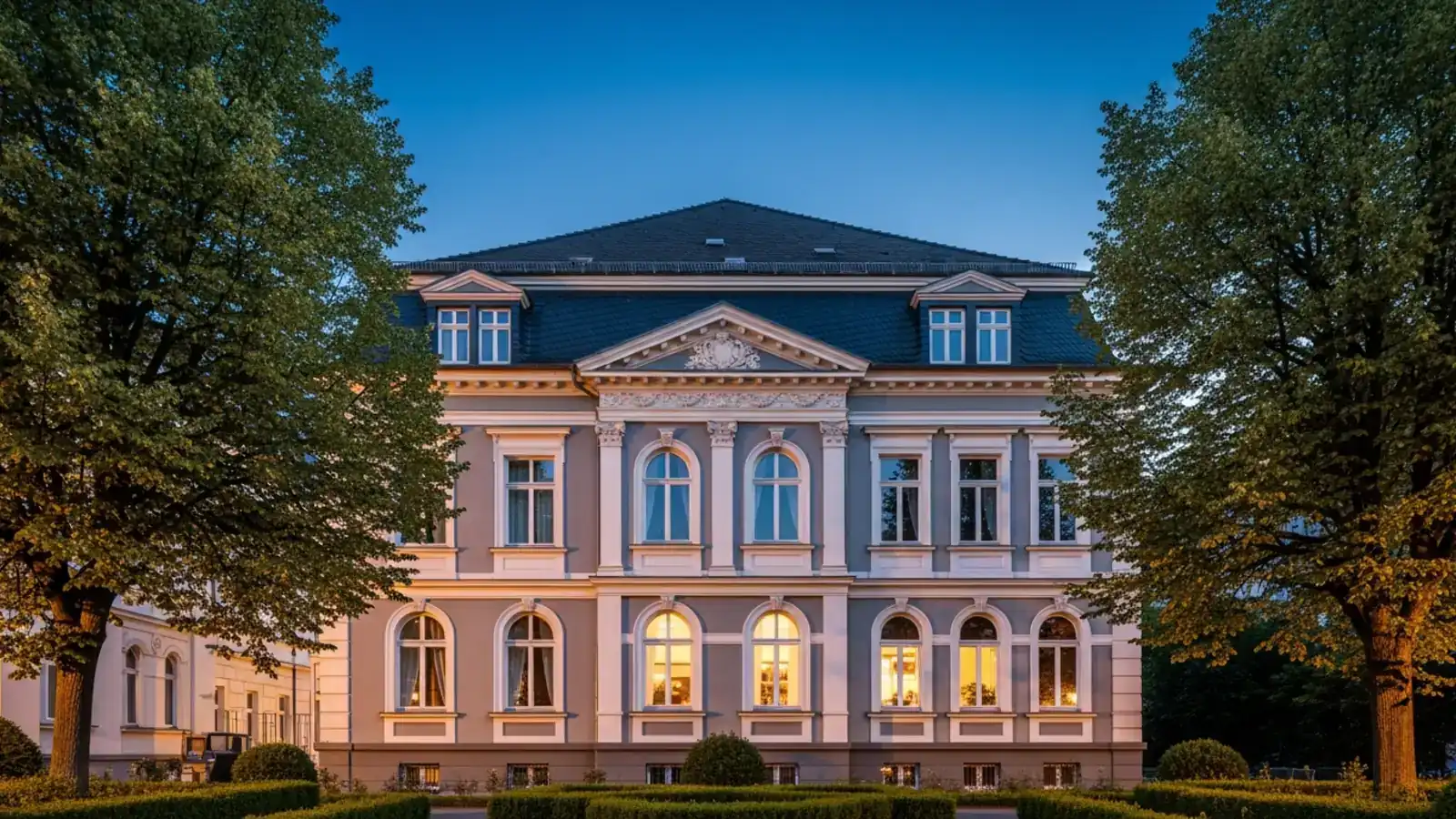 Professionelle Immobilienbewertung – Vor-Ort-Besichtigung Sachverständiger besichtigt eine Wohnimmobilie und dokumentiert den Zustand für die Wertermittlung